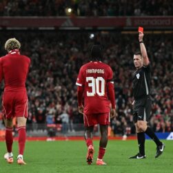 Pahlawan yang Terhukum: Kartu Merah Konyol Hugo Ekitike Nodai Kemenangan Dramatis Liverpool